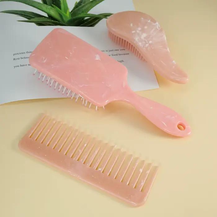 Brosse à cheveux rose et peigne démêlant