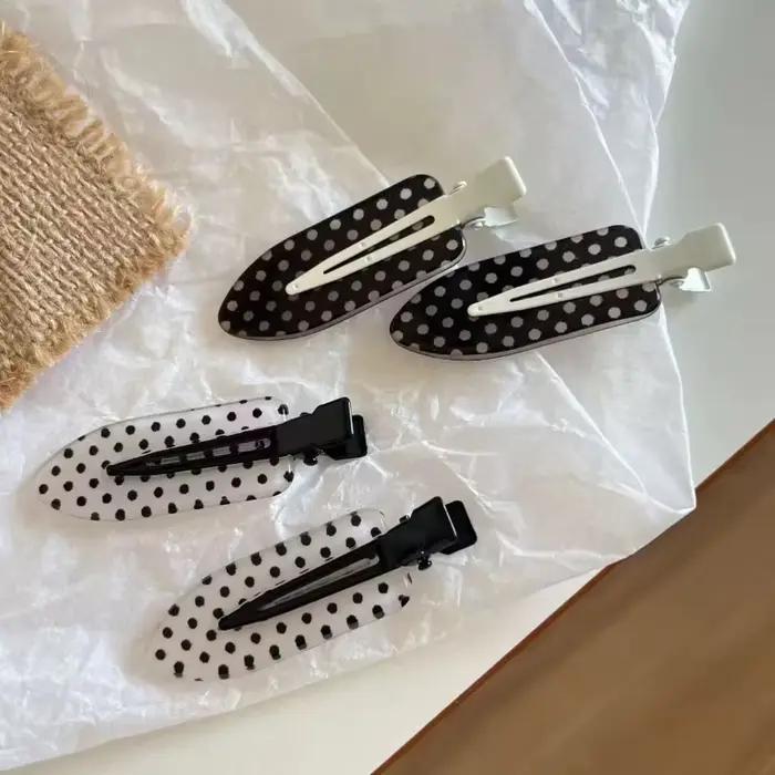 Pinces à cheveux en acrylique à pois noirs et blancs