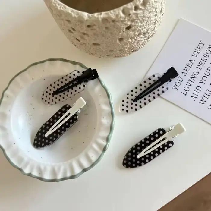 Pinces à cheveux en acrylique à pois noirs et blancs