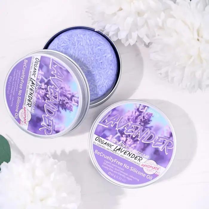 Le shampoing à la lavande est rafraîchissant