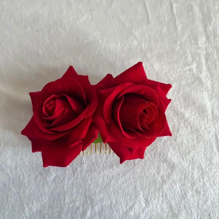 Coiffure Rose rétro rouge avec peigne à Double fleur