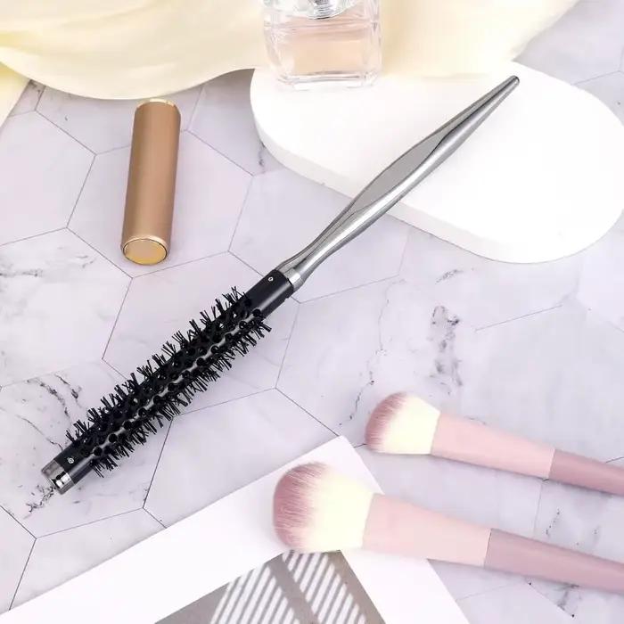 Brosse à boucler compacte avec manche lisse